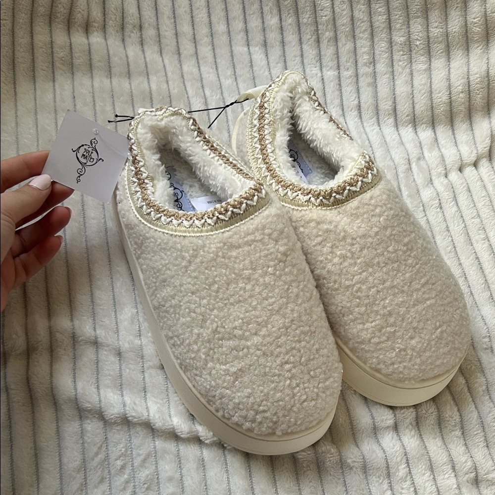 Women's Cream Sherpa Slip-On Cozy Slippers - Picture 2 of 4